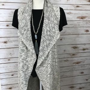 ❤️❤️Altar’d State - Grey sleeveless vest.
